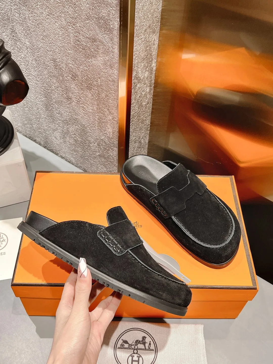 [H Family Hermès] P: 520💰 Size: Male 39-44 (45 customized) Female 35-40 (41 customized) HERMES Hermès' latest couple's cute Birkenstock slippers. Summer really needs versatile slippers. They look good no matter how you match them. They have a casual and high-end feel. The comfort is also great. They are paired with a variety of colorful socks. They are trendy. Hermès 2023 new half slippers are high quality. ●Upper: imported cow suede ●Inner lining: imported sheepskin ●Foot pads: imported mixed sheepskin ●Outsole: Tpu non-slip and wear-resistant outsole